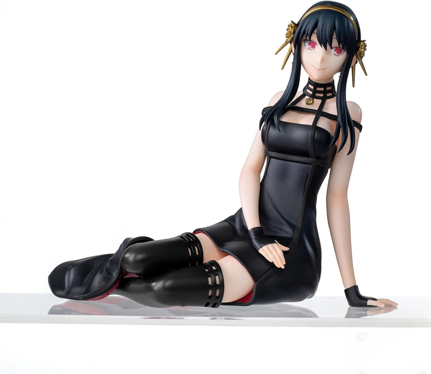 Sega spy x family pm perching statue of black vinyl seated anime girl yor forger with red eyes and gold hair accessories